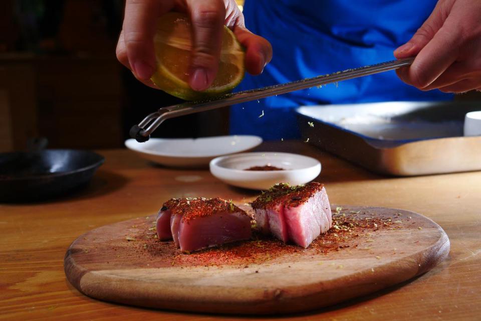 「香料可可鮪魚」以在地東港鮪魚上搭配可可粉、柑橘皮，是熱情奔放的生魚料理。（320元／份）
