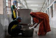 Wider Image: Last doctor standing: Pandemic pushes Indian hospital to brink