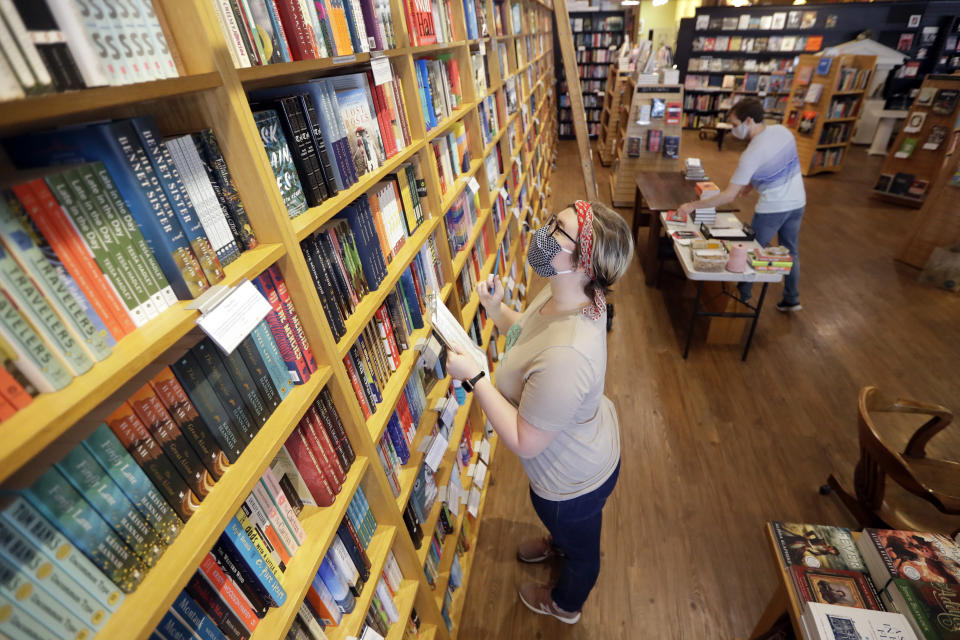 En esta fotografía del 25 de junio de 2020 Jordan Vroon hace un inventario en la librería Parnassus Books en Nashville, Tennessee. La librería copropiedad de la novelista Ann Patchett abrió en 2011 en un ambiente adverso y logró duplicar su tamaño, la pandemia de coronavirus tampoco la ha cerrado. (Foto AP/Mark Humphrey)