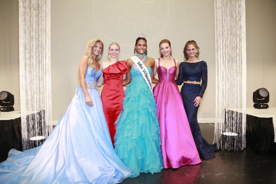 Miss Wisconsin Teen 2024 Ella Bey of Pewaukee is center with Miss Wisconsin Teen 2024 finalists.