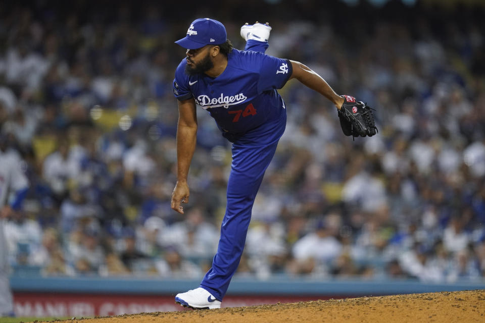 El taponero de los Dodgers de Los Ángeles, Kenley Jansen (74), lanza contra los Mets de Nueva York, en la novena entrada del partido en Los Ángeles, el viernes 20 de agosto de 2021. (AP Foto/Ashley Landis)