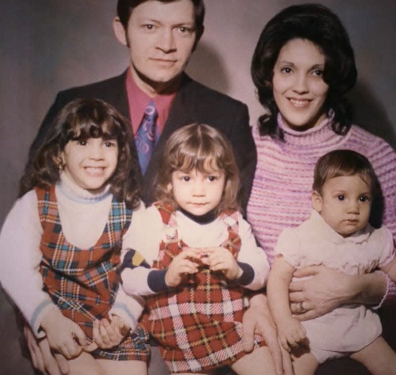 Jennifer Lopez con sus padres y sus hermanas cuando era pequeña