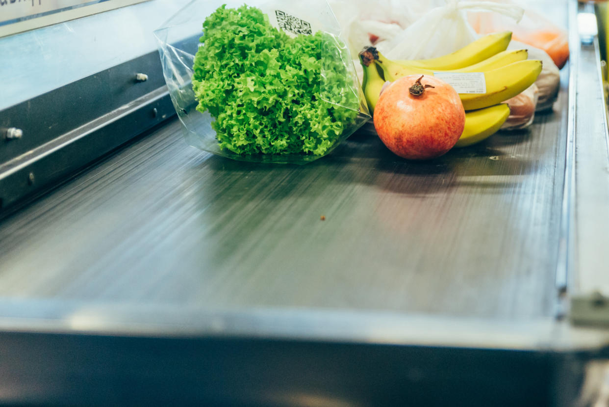 An zwei tagen die Woche für vier Stunden steht Benny Ficeto am Ende der Kasse eines lokalen Supermarkts und verpackt die Einkäufe der Kunden in Plastiktüten. Foto: Symbolbild / gettyimages / Vera_Petrunina