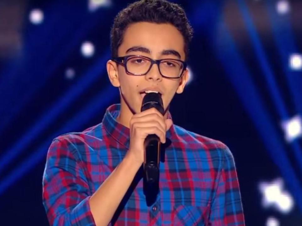 <p>Bilal Hassani est apparu pour la première fois à la télévision lors de la saison 2 de The Voice Kids, cheveux courts, lunettes noires, avec une chemise à carreaux. Après avoir interprété “Rise like a Phoenix” de Conchita Wurst, le jeune homme de 15 ans est choisi par Patrick Fiori. Cependant, il n’ira pas plus loin que l’épreuve des battles. Une fin qui lui ouvrira d’autres portes. (crédit DR) </p>