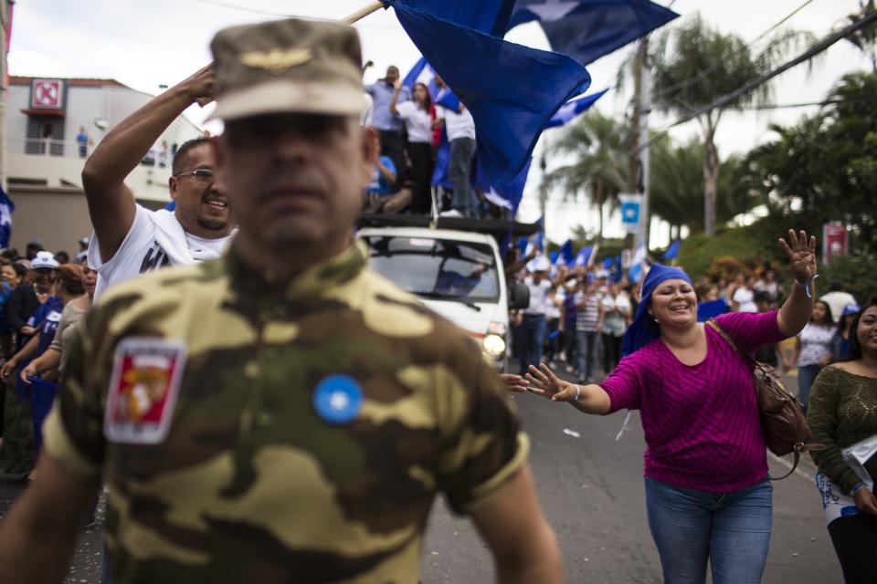 <p>Supporters of Honduran President Juan Orlando Hernandez, who is running for reelection, march to show support for their candidate in Tegucigalpa, Honduras, Tuesday, Nov. 28, 2017. (Photo: Rodrigo Abd/AP) </p>