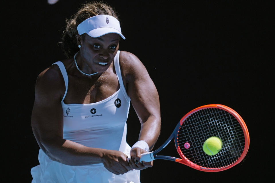 Sloane Stephens, de Estados Unidos, golpea de revés frente a Olivia Gadecki, de Australia, durante su partido de primera ronda en el torneo de tenis Abierto de Australia, en Melbourne Park, Melbourne, Australia, el martes 16 de enero de 2024. (AP Foto/Louise Delmotte)