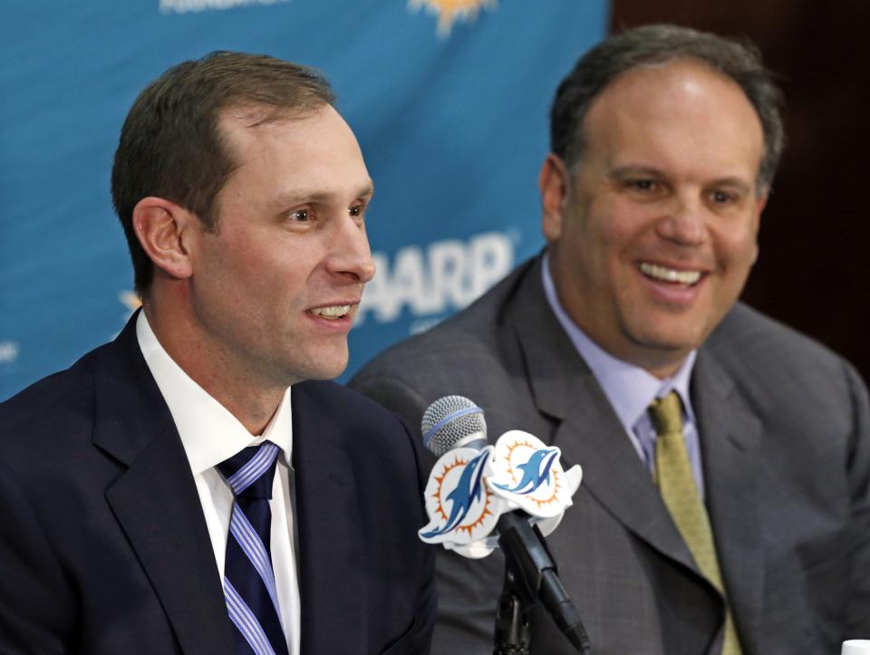 Adam Gase, izquierda, es presentado como el nuevo entrenador de los Dolphins de Miami en compañía de Mike Tannenbaum, el vicepresidente de operaciones deportivas del equipo, en conferencia de prensa el sábado 9 de enero de 2016, en Davie, Florida. (Al Diaz/The Miami Herald via AP)