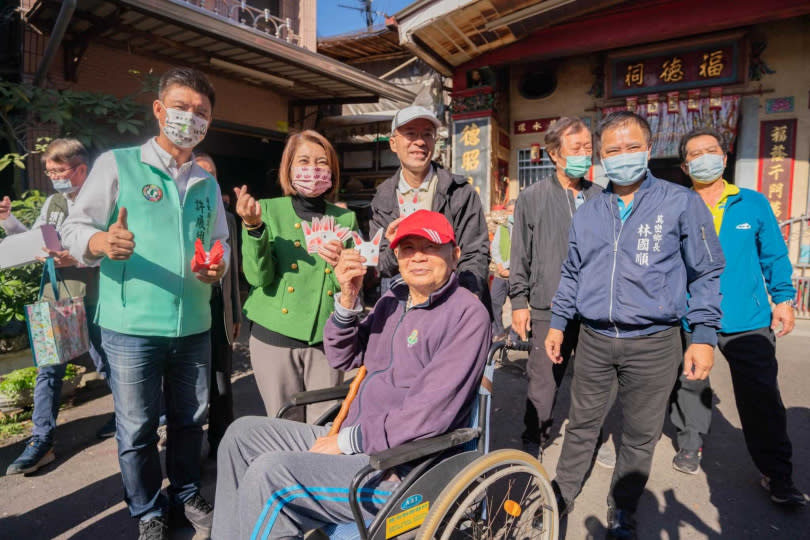 民進黨提名屏東縣議員許展維參與立委選舉，許不僅被視為是前縣長潘孟安的子弟兵，也備受現任縣長周春米力挺，他與立委蘇震清對決將是潘與蘇家的實力大比拼。（圖／翻攝許展維臉書）