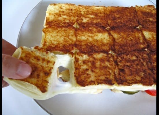 <strong>Get the <a href="http://thecreamline.wordpress.com/2012/07/19/grilled-cheese-pull-aparts/" target="_hplink">Grilled Cheese Pull-Aparts recipe </a>from The Creamline</strong> 