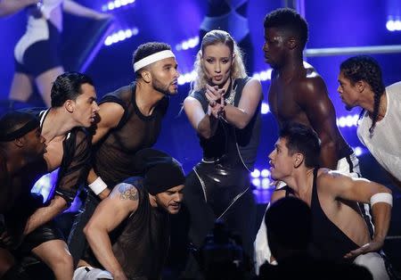 Iggy Azalea (C) performs "Beg for It" during the 42nd American Music Awards in Los Angeles, California November 23, 2014. REUTERS/Mario Anzuoni
