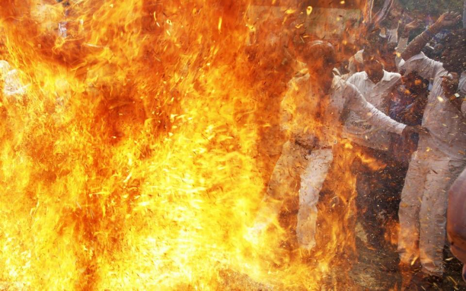 Anhänger der indischen Bahujan Samaj Party verbrennen während einer Demonstration im indischen Bundesstaat Uttar Pradesh ein Symbol der Bharatiya Janata Party. (Bild: Rajesh Kumar Singh/AP)