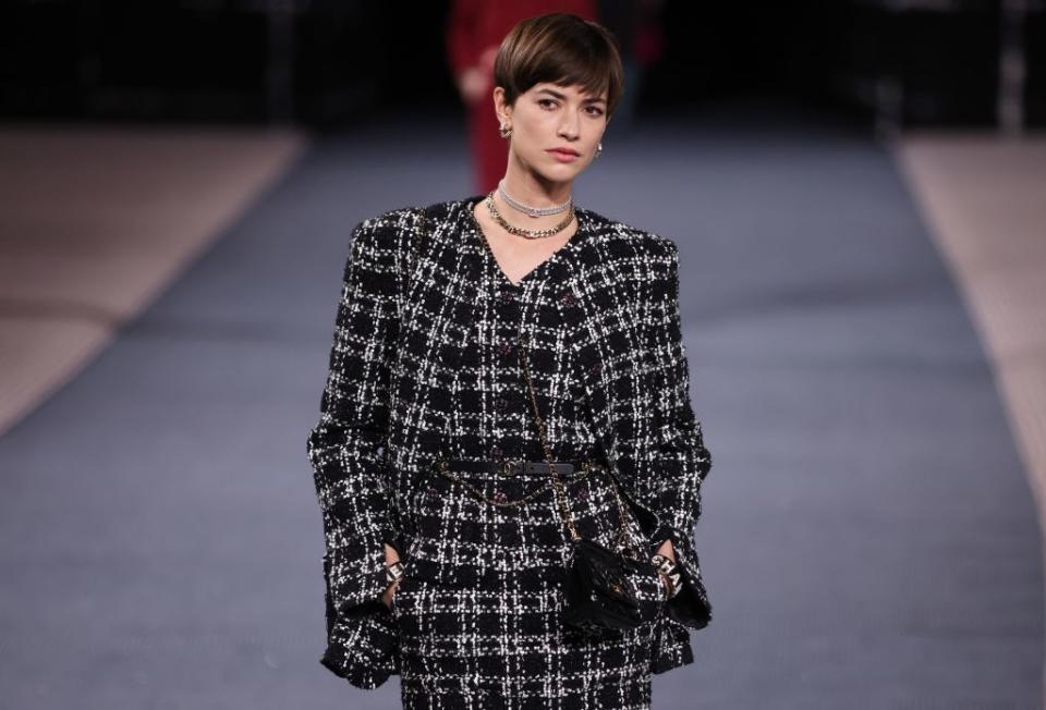 Chanel Tweed外套不再是貴婦專屬！跟「人間香奈兒」學習叛逆時尚 7款個性造型迷倒年輕一輩｜#WearThisAllWeek