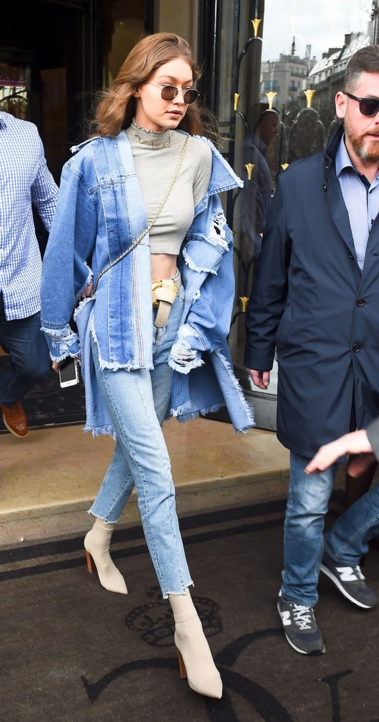 Gigi Hadid im Denim-Outfit (Bild: Getty Images)