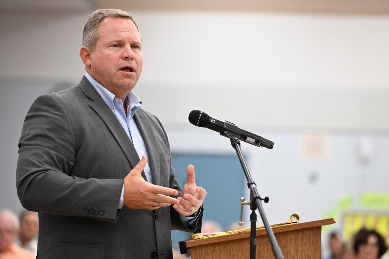 Sarasota County Public Works Director Spencer Anderson talked about the extension of Lorraine Road south to Venice and widening of Laurel Road at the March 18 Venetian Golf and River Club Community Association annual meeting.