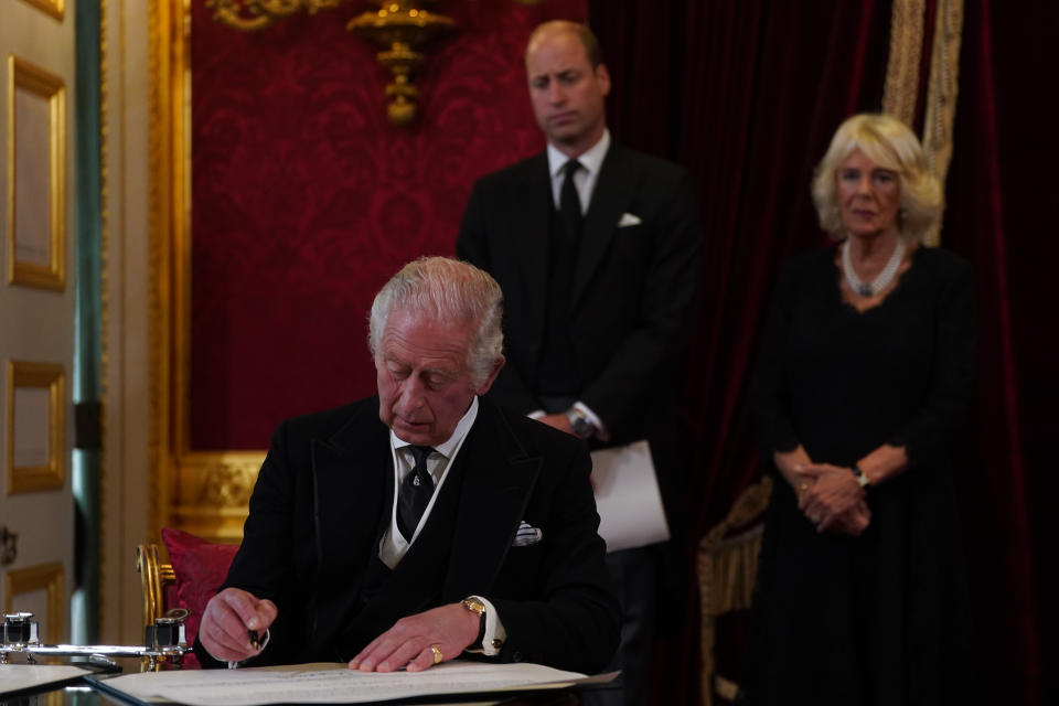 Le roi Charles III signe un serment de maintenir la sécurité de l'Église en Écosse lors du Conseil d'adhésion au Palais St James, à Londres, où le roi Charles III est officiellement proclamé monarque.  Charles devient automatiquement roi à la mort de sa mère, mais le Conseil d'accession, auquel participent des conseillers privés, confirme son rôle.  Date de la photo : samedi 10 septembre 2022.