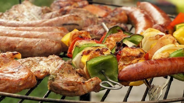營養師建議，可以將蔬菜切成塊狀，和肉類穿插做成肉串。（圖／Pixabay）