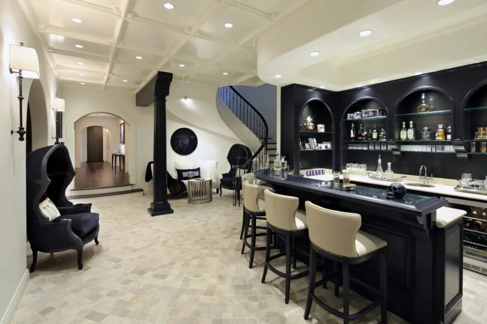 The wet bar. Michael McNamara / Sotheby’s International Realty