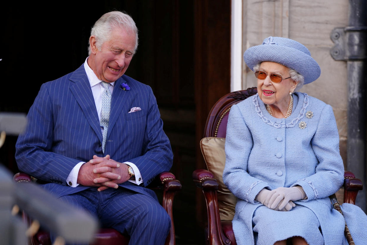 El príncipe Carlos de Gran Bretaña y la reina Isabel asistiendo al Desfile Reddendo de la Guardia Escocesa de la Reina (también conocida como la Compañía Real de Arqueros) en los jardines del Palacio de Holyrood, en Edimburgo, Escocia, Gran Bretaña, el 30 de junio de 2022. Jane Barlow/Pool vía REUTERS