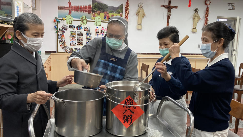 花蓮慈院常住志工顏惠美，也將來自靜思精舍師父所熬煮的臘八粥，分送到花蓮榮民之家、禪光育幼院、聲遠之家、主愛之家、聖馬爾大女修會、花蓮監獄病舍，希望每個人在新的一年，都能健康平安，修福持慧。