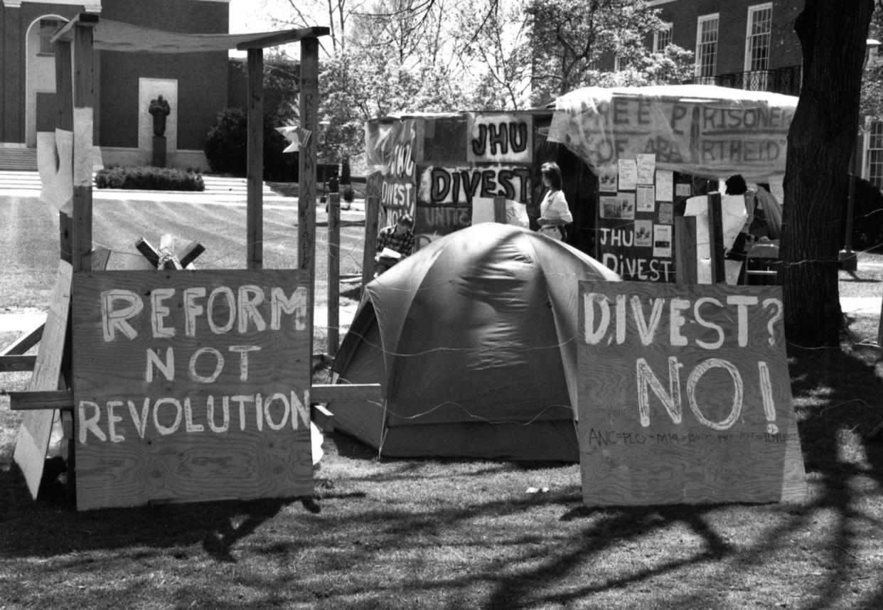 Students erect 'shantytowns' at Johns Hopkins University in 1986 to call for divestment from South Africa. <a href="https://www.gettyimages.com/detail/news-photo/coalition-for-a-free-south-africa-shanties-wyman-quadrangle-news-photo/577680203?adppopup=true" rel="nofollow noopener" target="_blank" data-ylk="slk:JHU Sheridan Libraries/Gado via Getty Images;elm:context_link;itc:0;sec:content-canvas" class="link ">JHU Sheridan Libraries/Gado via Getty Images</a>