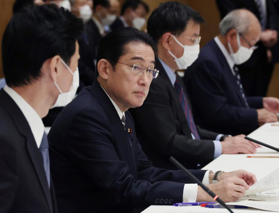 Um bis 2050 klimaneutral zu sein, plant die japanische Regierung unter Führung des Premierministers Fumio Kishida (M.), wieder vermehrt auf Atomkraft zu setzen. Auch neue Reaktoren sollen gebaut werden. - Copyright: picture alliance / ASSOCIATED PRESS | Masanori Genko