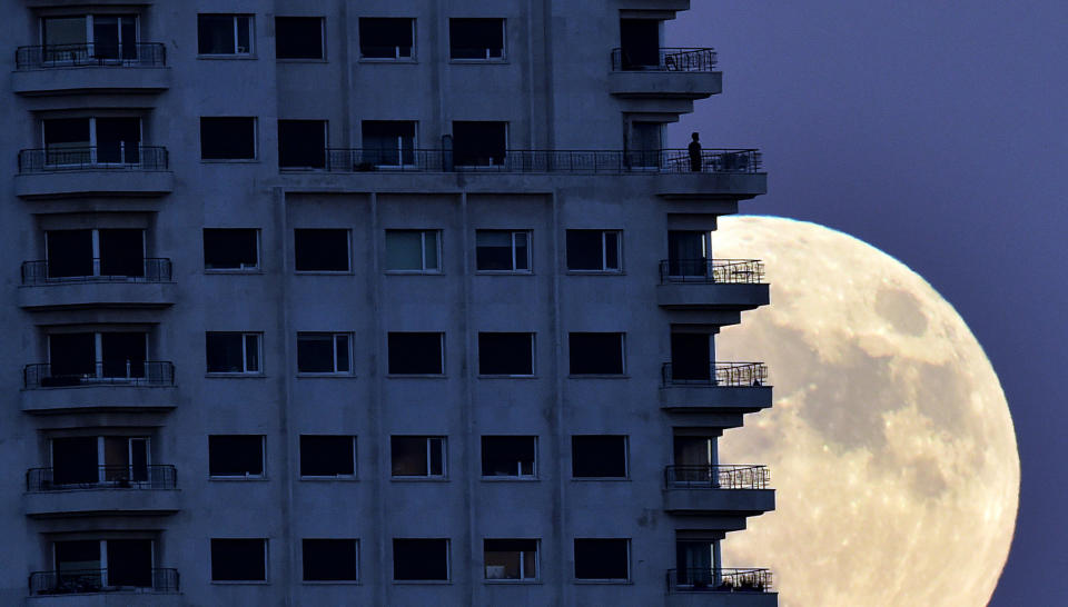 A man stands on a balcony in&nbsp;Madrid on Sunday,&nbsp;the eve of a &ldquo;supermoon,&rdquo; as the moon rises in background.<a data-beacon="{&quot;p&quot;:{&quot;lnid&quot;:&quot;twitter&quot;,&quot;mnid&quot;:&quot;entry_text&quot;,&quot;plid&quot;:&quot;http://www.huffingtonpost.com/entry/supermoon-photos_us_5829fbc3e4b060adb56f7582&quot;}}" data-type="twitter"></a><a data-beacon="{&quot;p&quot;:{&quot;lnid&quot;:&quot;facebook&quot;,&quot;mnid&quot;:&quot;entry_text&quot;,&quot;plid&quot;:&quot;http://www.huffingtonpost.com/entry/supermoon-photos_us_5829fbc3e4b060adb56f7582&quot;}}" data-type="facebook"></a>