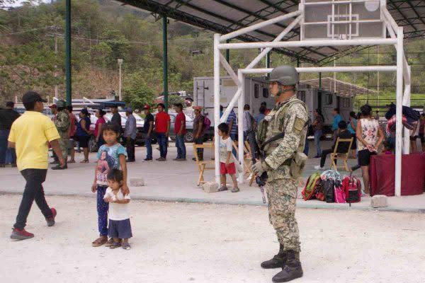 soldado vigila a pobladores de chiapas ante hechos de violencia