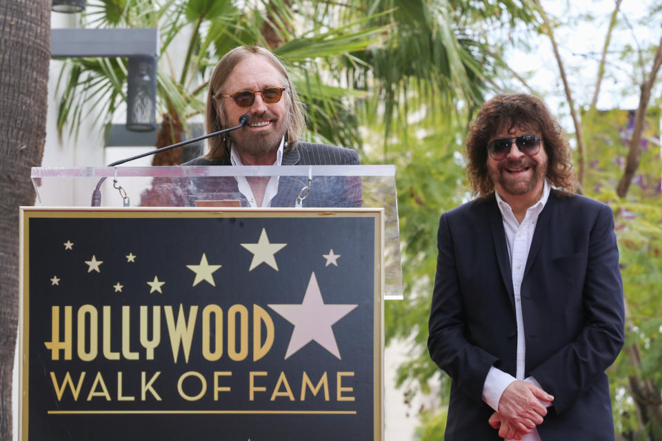 Enge Freunde: Tom Petty hält im April 2015 eine Rede auf Jeff Lynne, der mit einem Stern auf dem Hollywood Walk of Fame geehrt wurde. (Bild: AP Photo)