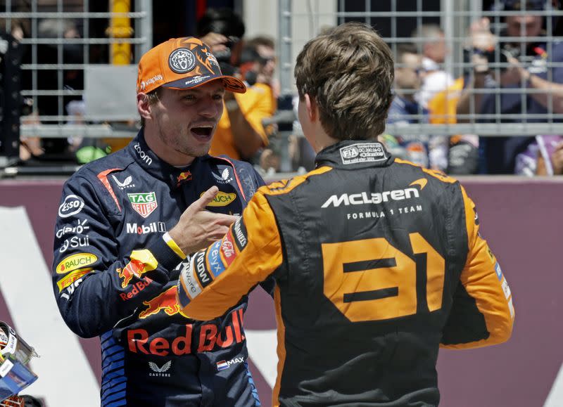 El piloto de Red Bull Max Verstappen conversa con Oscar Piastri de la escudería McLaren tras ganar la carrera sprint, en el Gran Premio de Austria de Fórmula 1, en el circuito Red Bull Ring, Spielberg, Austria