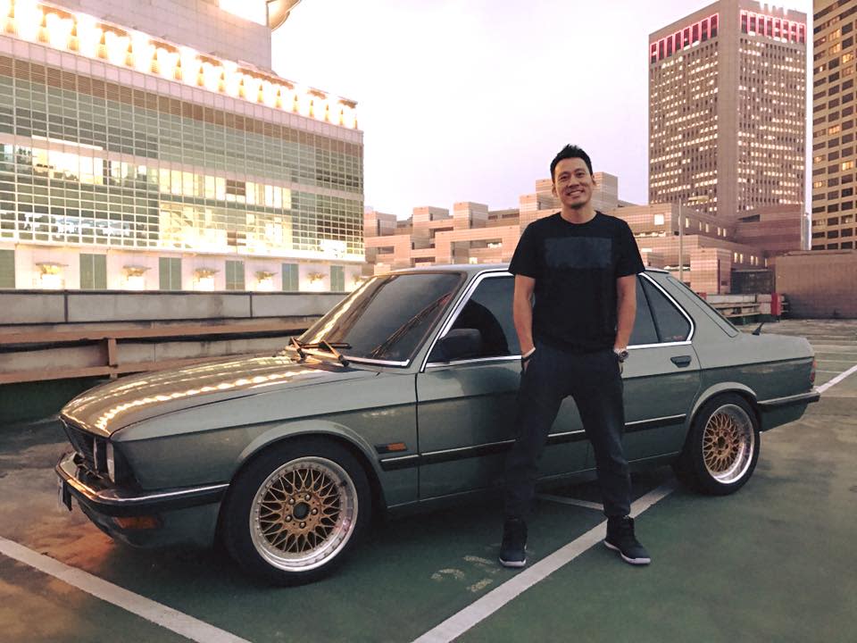 艾力克斯喜歡玩老車，這台1985年BMW 520i猶如他的孩子，並享受著復原車況和逐步升級的樂趣。（圖／艾迪昇提供）