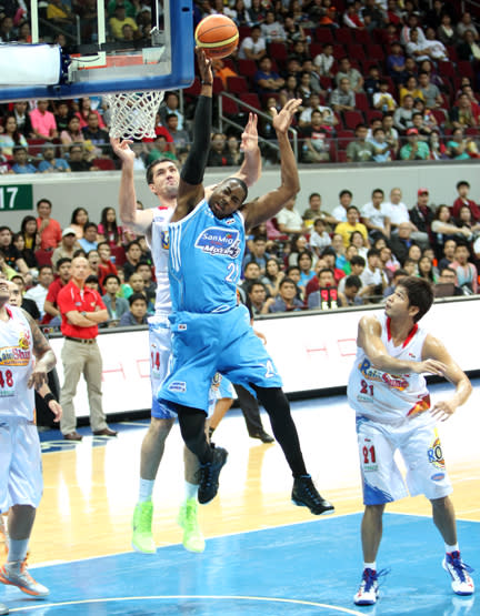 Bruno Sundov of Rain or Shine collides with San Mig's Denzel Bowles. (PBA Images)