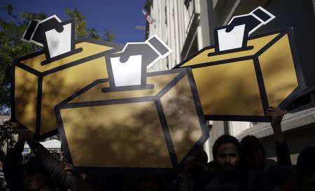 Pro-independence supporters hold cut-outs of ballot boxes during a protest near Spanish parliament in Madrid September 30, 2014. REUTERS/Andrea Comas