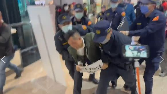 台灣國理事長陳峻涵在桃園機場抗議馬英九遭警方架離