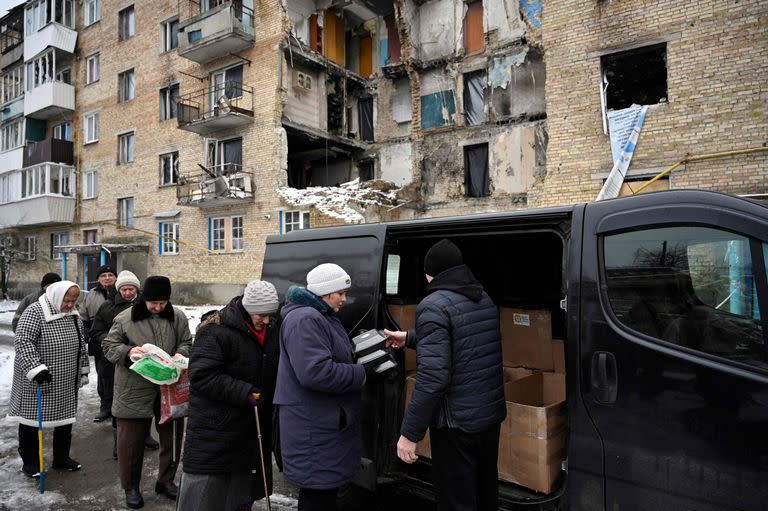 Residentes del barrio de Gorenka, en Kiev, reciben ayuda humanitaria