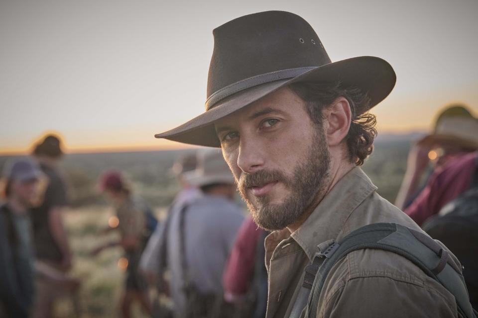 En esta imagen proporcionada por Prime Video, Sebastián Zurita en una escena de "The Lost Flowers of Alice Hart". (Prime Video vía AP)