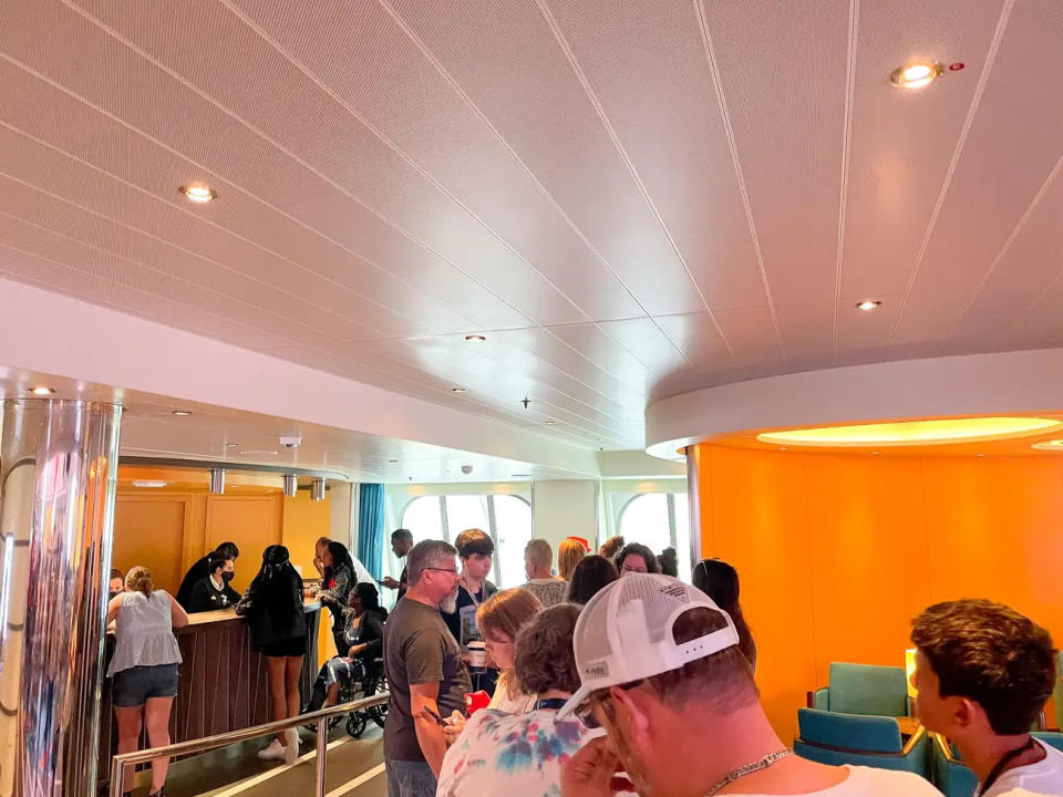 Eine Schlange am Serviceschalter der Carnival Vista im Juli 2021.  - Copyright: Monica Humphries/Business Insider US