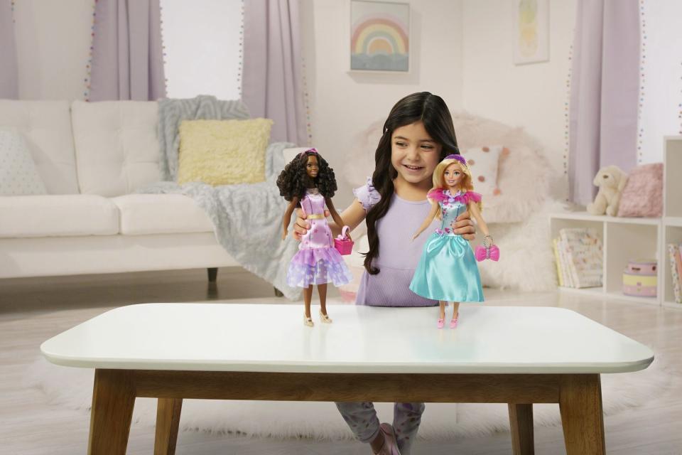 En esta imagen proporcionada por Mattel, una niña juega con muñecas My First Barbie hechas para niños de preescolar. (Mattel vía AP)