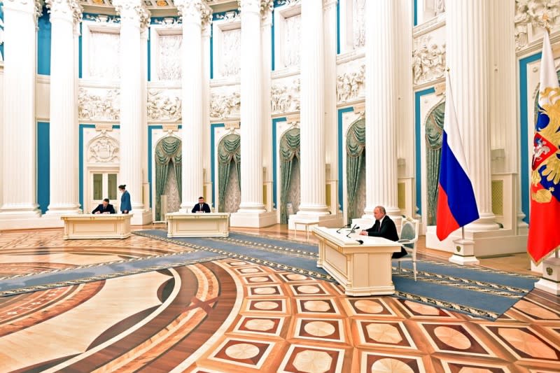 2022年2月21日，俄羅斯總統普京簽署行政命令，正式承認烏克蘭東部的「頓內次克人民共和國」與「盧甘斯克人民共和國」為獨立國家（AP）
