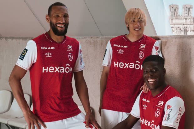 Au tour du Stade de Reims en Ligue 1 de dévoiler son maillot domicile de la saison 2023-2024.