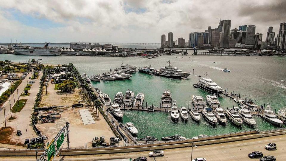 Watson Island, terreno público de primera categoría en el Viaducto MacArthur, alberga la marina Yacht Haven Grande Miami. Tras muchos años de litigios, nuevos urbanizadores, entre ellos el socio administrativo de Miami Worldcenter, Nitin Motwani, y su hermano, el urbanizador de Fort Lauderdale Dev Motwani, se hacen cargo del arrendamiento municipal de casi 11 acres de terreno baldío frente al downtown de la ciudad.