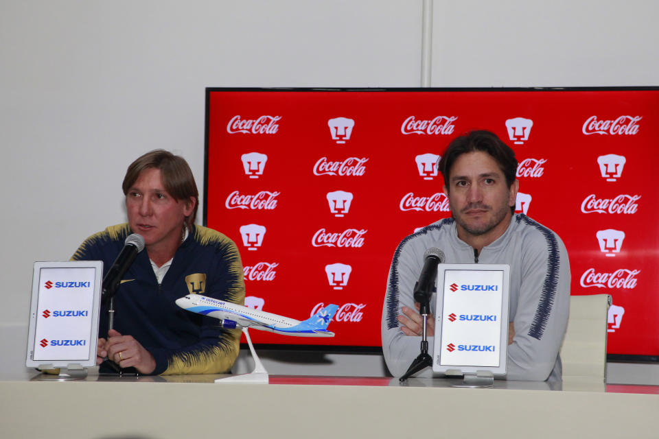 Leandro Augusto y Bruno Marioni en la presentación de este último como D.T. de los Pumas de la UNAM. / Foto: Jam Media