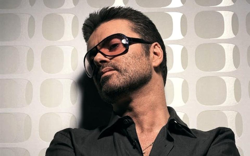 George Michael thematisierte den Fall in seinem Hit-Video "Outside" mit männlichen Polizisten, die sich küssen - und stand von da an zu seiner Homosexualität. Rodriguez klagte vergebens gegen den Clip. (Bild: Sony / James Dimmock)