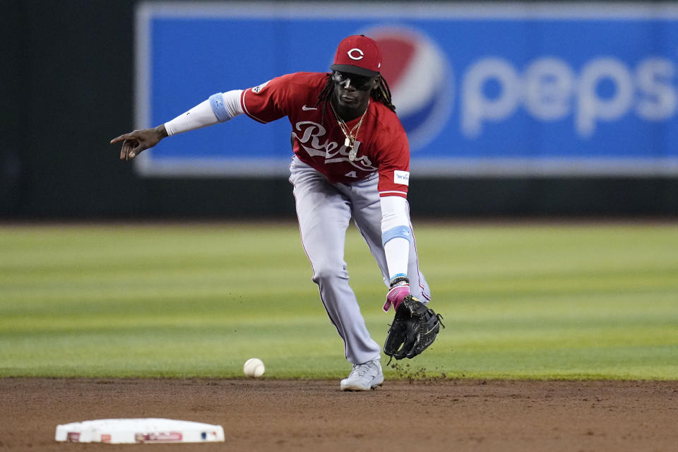 Cincinnati Reds shortstop Elly De La Cruz fields a grounder hit by Arizona Diamondbacks' Geraldo Perdomo before throwing to first base for the out during the fifth inning of a baseball game Sunday, Aug. 27, 2023, in Phoenix. (AP Photo/Ross D. Franklin)