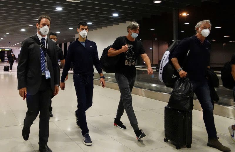 El tenista serbio Novak Djokovic camina en el aeropuerto de Melbourne antes de abordar un vuelo, después de que el Tribunal Federal confirmara la decisión del gobierno de cancelar su visa para jugar en el Abierto de Australia, en Melbourne, Australia