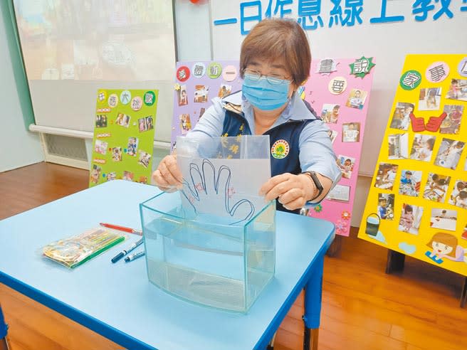 羅東鎮長吳秋齡重拾教鞭，臨時充當幼兒園老師，幫孩子們做線上學習。（胡健森攝）