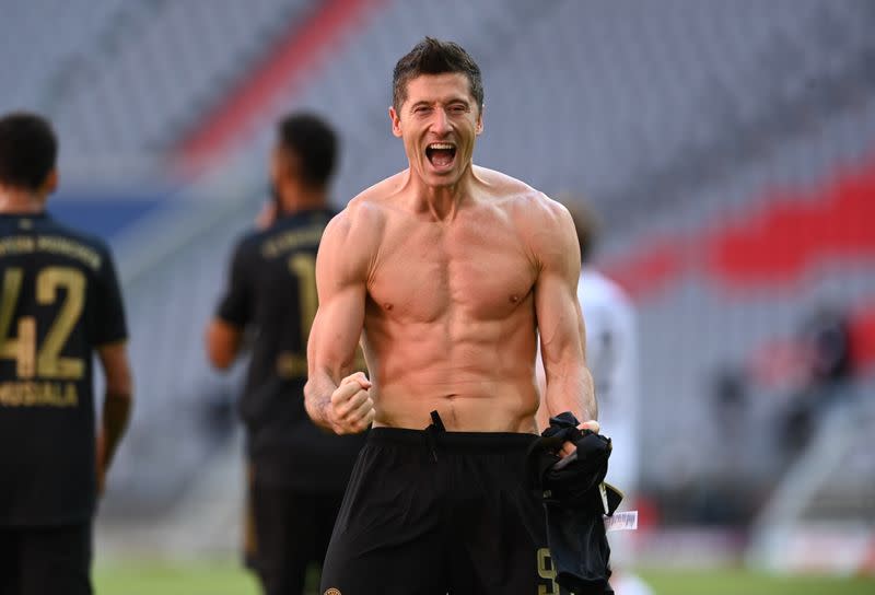 Foto del sábado del delantero de Bayern Munich Robert Lewandowski celebrando tras romper el récord de goles en una temporada en la competencia