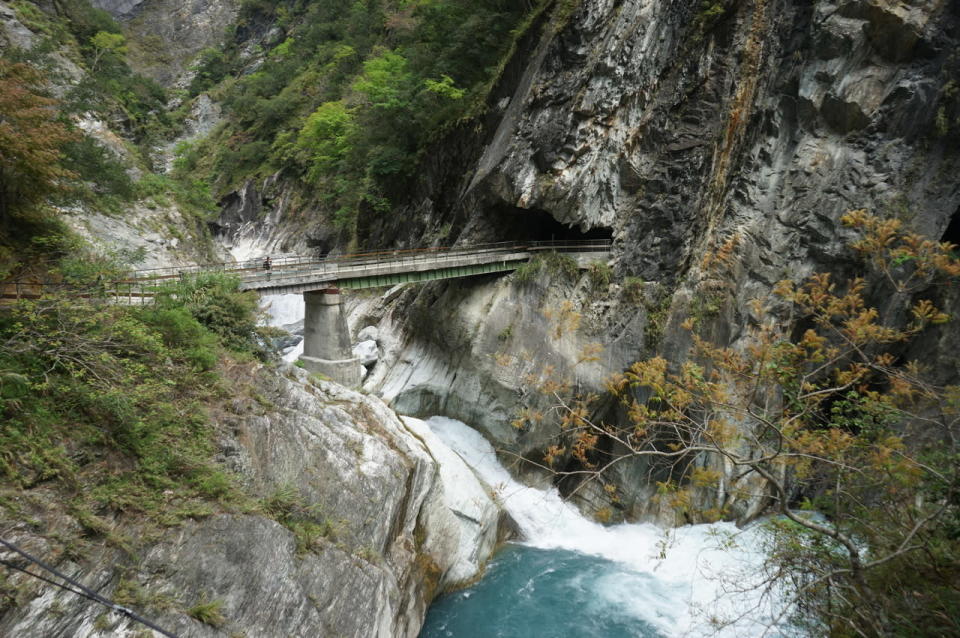 花蓮大地震災情慘重，由於今起剛好遇上清明連假四天，花蓮旅館、民宿出現退訂潮。業者表示，不只清明連假泡湯，基本上4月到6月都報銷了。圖為太魯閣公園白楊步道。圖／聯合報系資料照