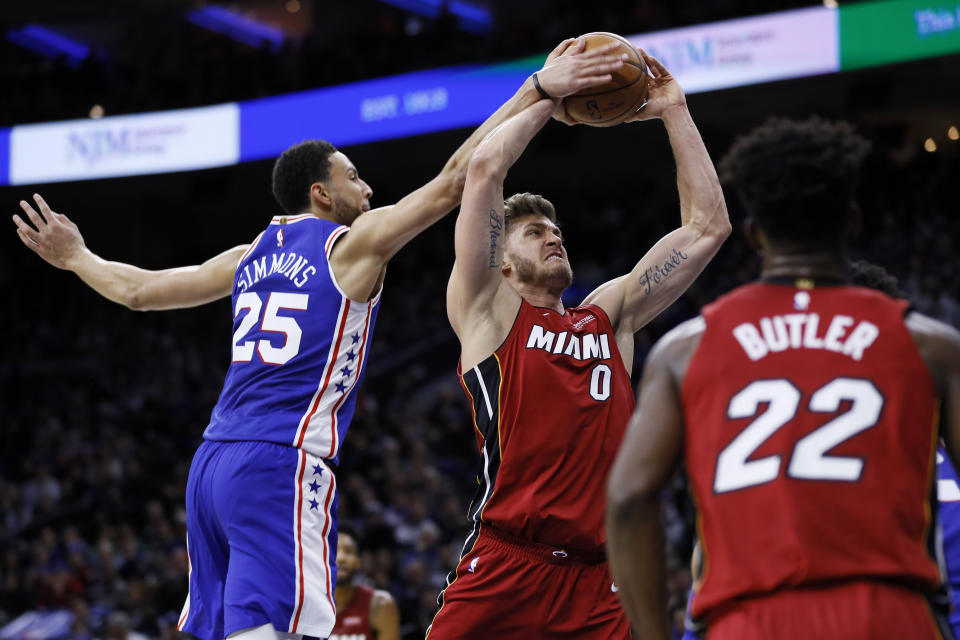 Ben Simmons蓋Meyers Leonard火鍋。（AP Photo/Matt Slocum）