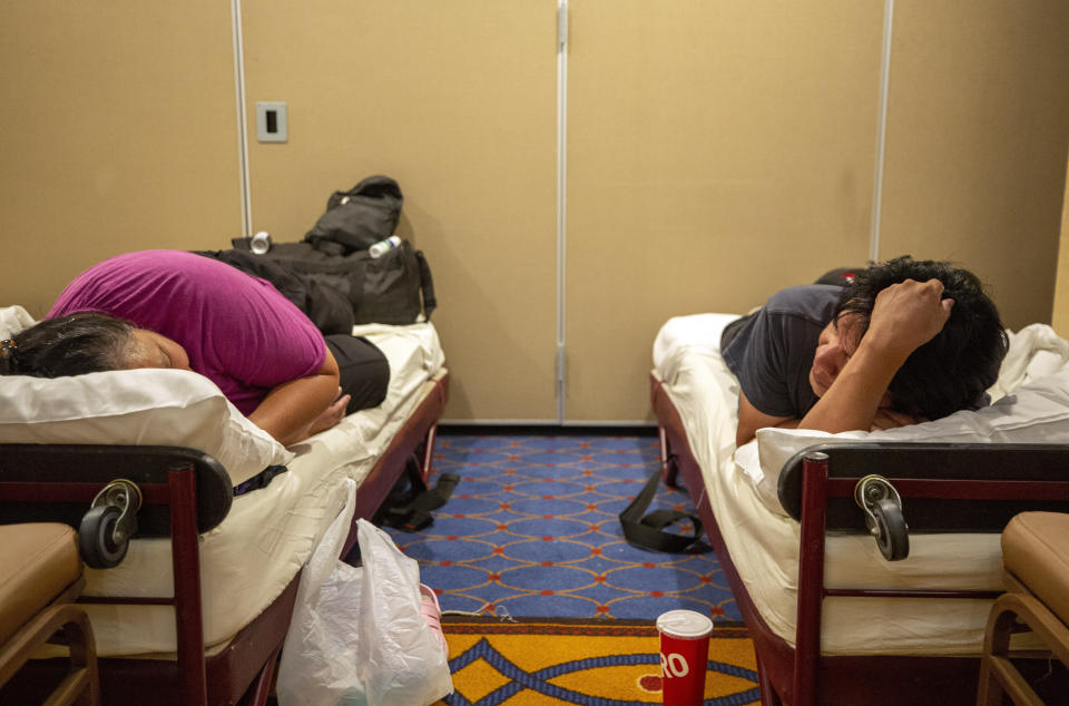 Residentes de la Reserva Mescalero Apache descansan mientras se refugian en la posada Inn of the Mountain Gods Resort, en Ruidoso, Nuevo México, el martes 18 de junio de 2024. (AP Foto/Andres Leighton)