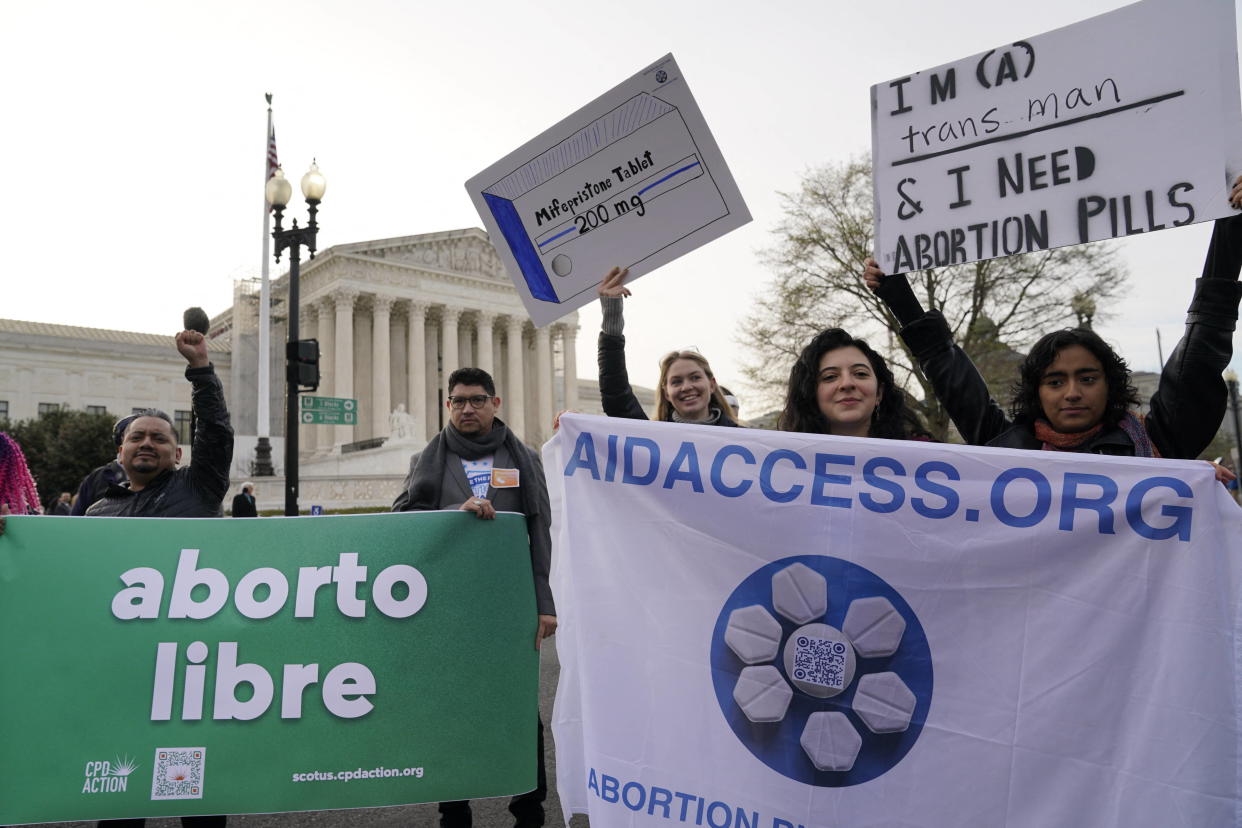 Des manifestants pour l’accès à l’avortement devant la Cour suprême, à Washington, le 26 mars 2024.